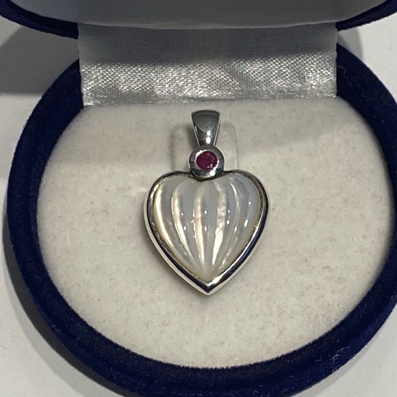 Vintage 925 SS Mother of Pearl Heart pendant with Ruby Diamond. - Picture 6 of 10